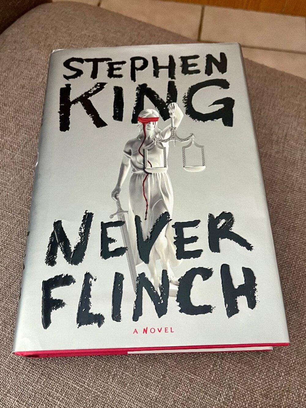 Stephen King Book  " Never Flinch" like new